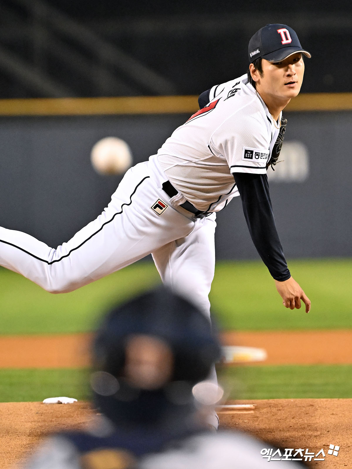 2일 오후 서울 송파구 잠실야구장에서 열린 '2024 신한 SOL Bank KBO 포스트시즌' KT 위즈와 두산 베어스의 와일드카드 결정전 1차전 경기, 1회초 두산 선발투수 곽빈이 공을 힘차게 던지고 있다. 잠실, 김한준 기자