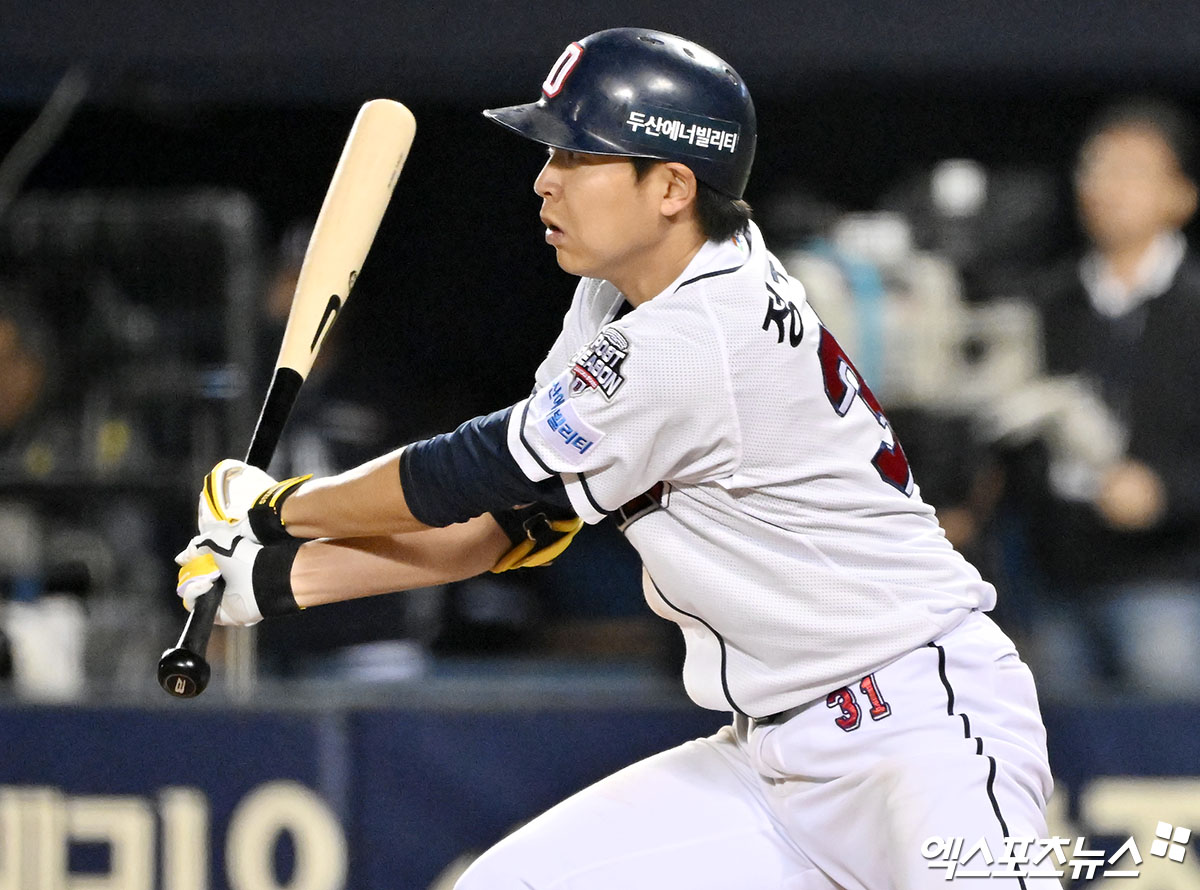 두산 베어스 외야수 정수빈이 2일 서울 잠실야구장에서 열린 2024 신한 SOL Bank KBO 포스트시즌 KT 위즈와의 와일드카드 결정전 1차전에서 멀티 히트로 활약했지만 팀 패배 속에 아쉬움을 삼켰다. 사진 김한준 기자