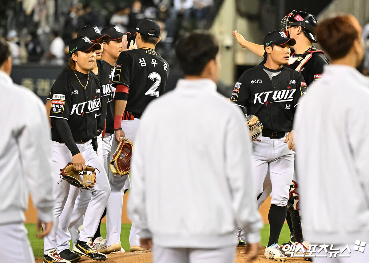 2일 오후 서울 송파구 잠실야구장에서 열린 '2024 신한 SOL Bank KBO 포스트시즌' KT 위즈와 두산 베어스의 와일드카드 결정전 1차전 경기, KT가 쿠에바스의 6이닝 9K 무실점 호투에 힘입어 두산에 4:0으로 승리했다. 이날 경기에서 승리한 KT 선수들이 기뻐하고 있다. 잠실, 김한준 기자