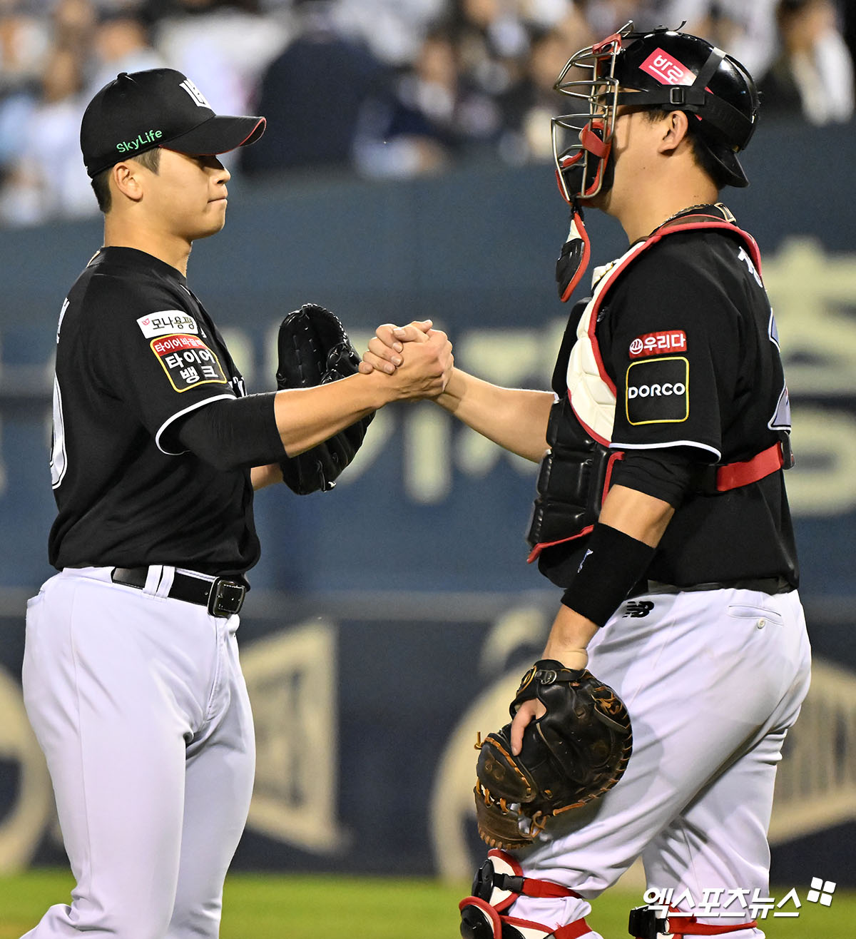 2일 오후 서울 송파구 잠실야구장에서 열린 '2024 신한 SOL Bank KBO 포스트시즌' KT 위즈와 두산 베어스의 와일드카드 결정전 1차전 경기, KT가 쿠에바스의 6이닝 9K 무실점 호투에 힘입어 두산에 4:0으로 승리했다. 이날 경기에서 승리한 KT 선수들이 기뻐하고 있다. 잠실, 김한준 기자