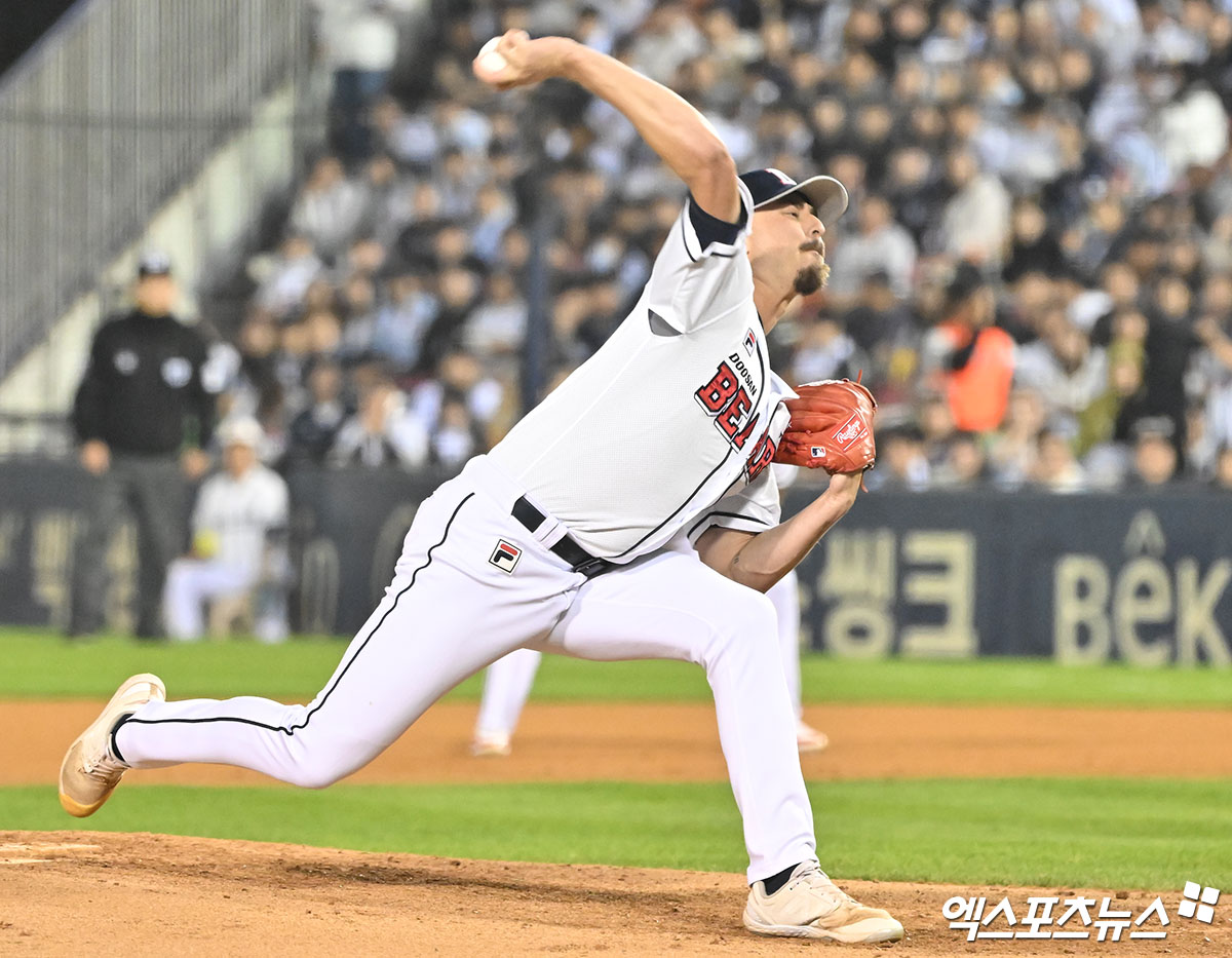 두산 베어스 외국인 투수 조던 발라조빅이 2일 서울 잠실야구장에서 열린 2024 신한 SOL Bank KBO 포스트시즌 와일드카드 결정전 1차전에서 KT 위즈 타선을 4이닝 무실점으로 막는 호투를 선보였다. 사진 김한준 기자