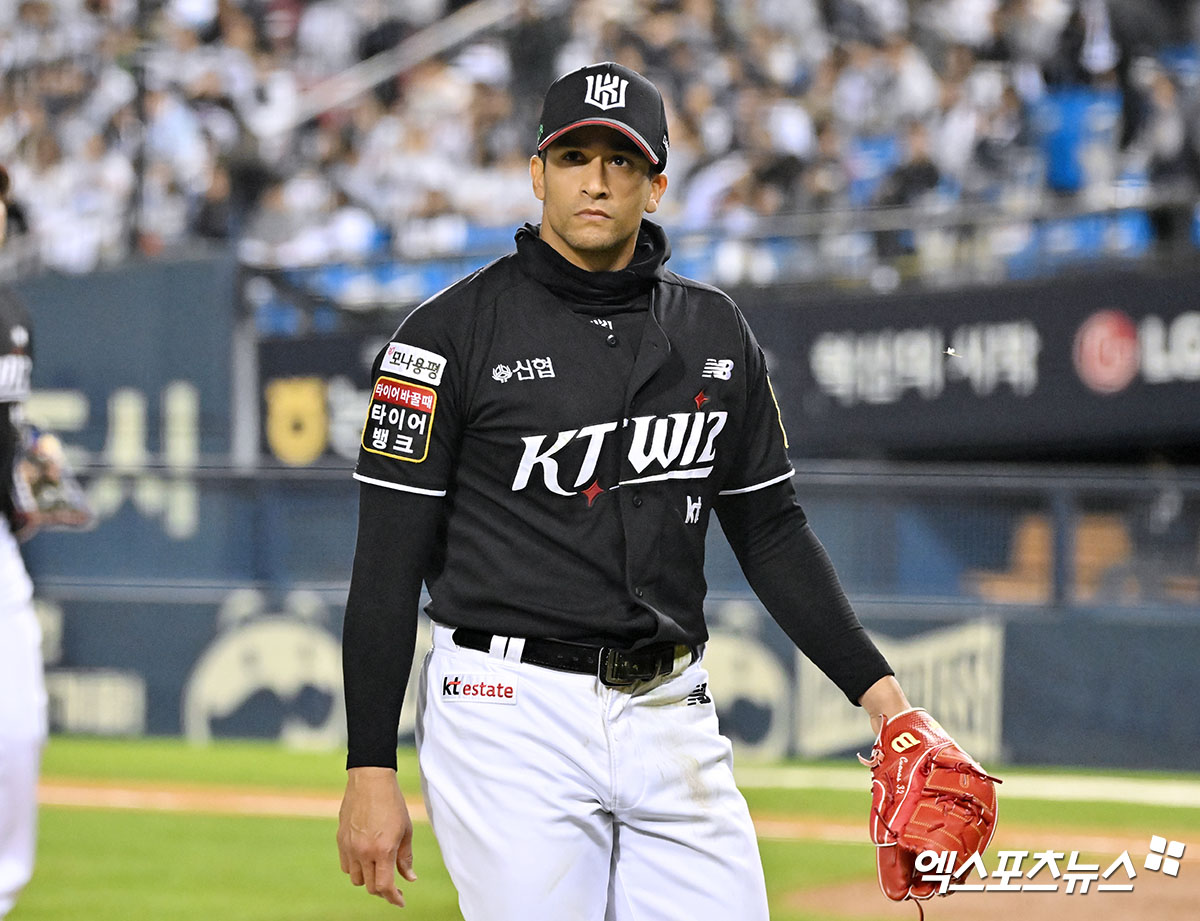 2일 오후 서울 송파구 잠실야구장에서 열린 '2024 신한 SOL Bank KBO 포스트시즌' KT 위즈와 두산 베어스의 와일드카드 결정전 1차전 경기, 2회말 수비를 마친 KT 선발투수 쿠에바스가 더그아웃으로 향하고 있다. 잠실, 김한준 기자