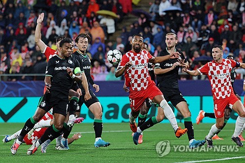 페예노르트가 3일(한국시간) 스페인 지로나에 있는 에스타디 무니시팔 데 몬틸리비에서 열린 지로나와의 2024-2025시즌 UEFA 챔피언스리그 리그 페이즈 2차전에서 3-2로 승리했다.   황인범이 두 경기 연속 챔피언스리그 선발 풀타임 활약한 황인범은 공격 포인트는 없었지만, 팀을 진두지휘하며 페예노르트의 올 시즌 챔피언스리그 첫 승리에 일조했다. 연합뉴스