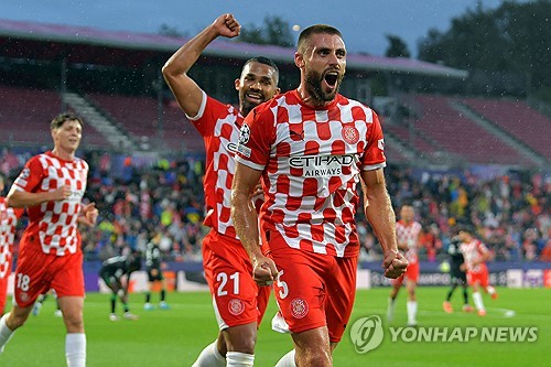 페예노르트가 3일(한국시간) 스페인 지로나에 있는 에스타디 무니시팔 데 몬틸리비에서 열린 지로나와의 2024-2025시즌 UEFA 챔피언스리그 리그 페이즈 2차전에서 3-2로 승리했다.   황인범이 두 경기 연속 챔피언스리그 선발 풀타임 활약한 황인범은 공격 포인트는 없었지만, 팀을 진두지휘하며 페예노르트의 올 시즌 챔피언스리그 첫 승리에 일조했다. 연합뉴스