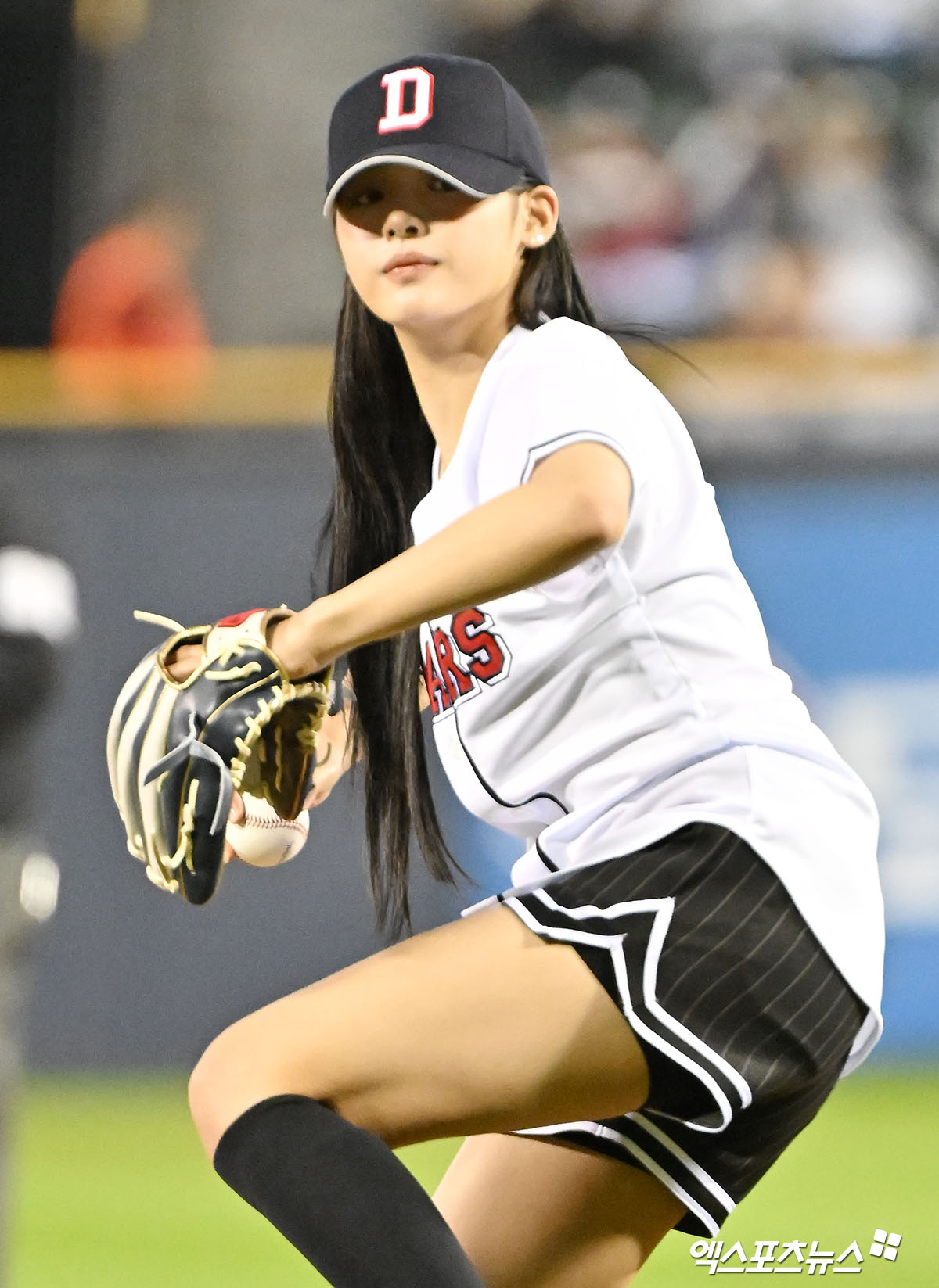 2일 오후 서울 송파구 잠실야구장에서 열린 '2024 신한 SOL Bank KBO 포스트시즌' KT 위즈와 두산 베어스의 와일드카드 결정전 1차전 경기, 경기 전 뉴진스 민지가 시구에 임하고 있다. 엑스포츠뉴스DB