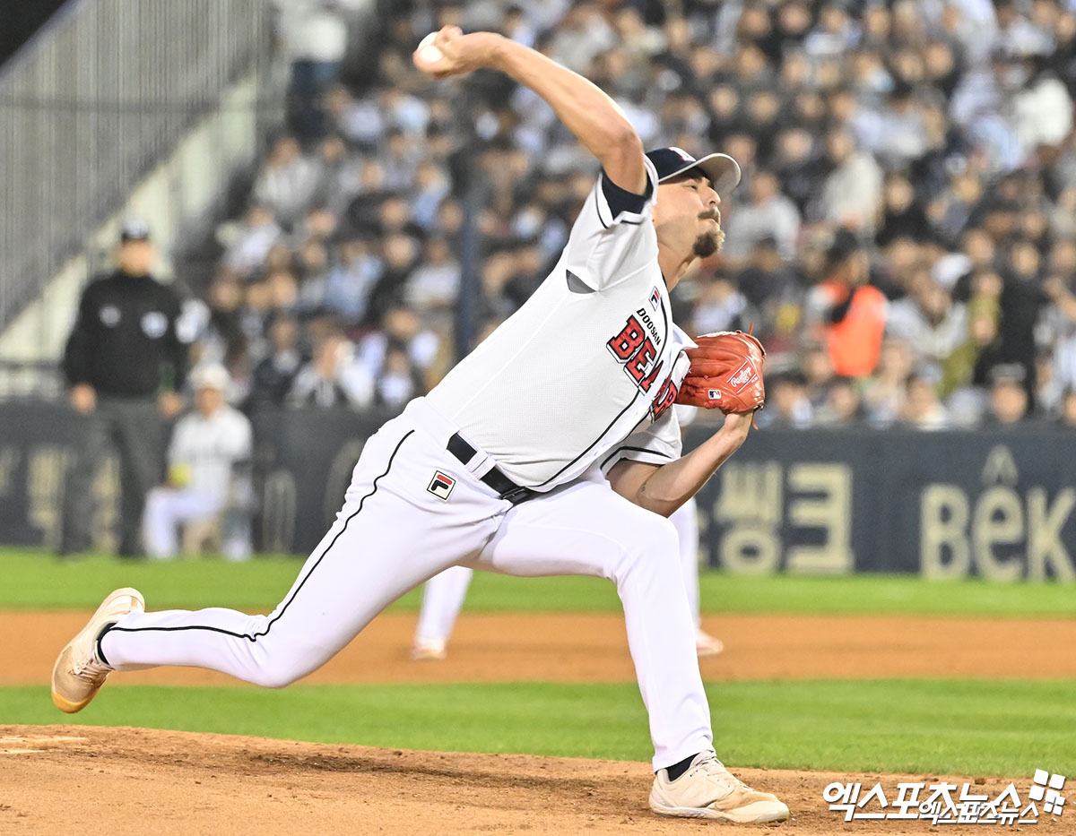 두산 베어스 외국인 투수 조던 발라조빅이 지난 2일 서울 잠실야구장에서 열린 2024 신한 SOL Bank KBO 포스트시즌 KT 위즈와 와일드카드 결정전 2차전에서 4이닝 무실점으로 호투했다. 사진 엑스포츠뉴스 DB