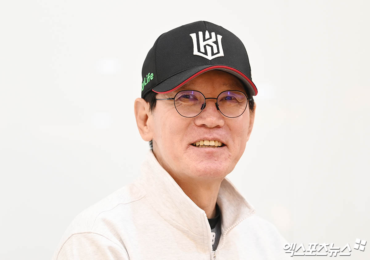 이강철 KT 위즈 감독이 3일 서울 잠실야구장에서 열리는 2024 신한 SOL Bank KBO 포스트시즌 두산 베어스와의 와일드카드 결정전 2차전에 앞서 인터뷰를 진행했다. 사진 박지영 기자