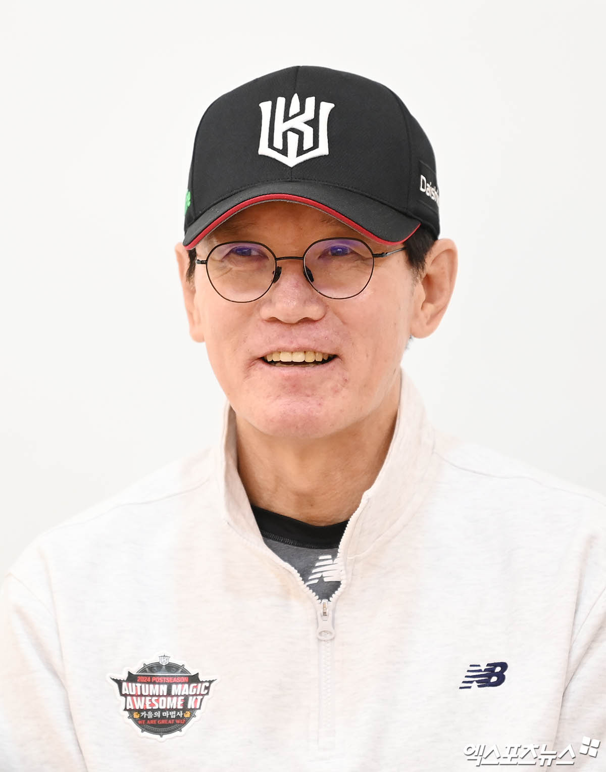 이강철 KT 위즈 감독이 3일 서울 잠실야구장에서 열리는 2024 신한 SOL Bank KBO 포스트시즌 두산 베어스와의 와일드카드 결정전 2차전에 앞서 인터뷰를 진행했다. 사진 박지영 기자