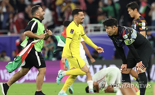 요르단 축구협회가 3일(한국시간) 공식 홈페이지를 통해 요르단 축구 국가대표팀의 10월 A매치 명단을 발표했다.   잘랄 살라미 감독이 이끄는 요르단 축구 국가대표팀 감독은 10월 A매치에 나설 28명의 요르단 대표팀 명단을 공개했다. 요르단의 에이스 무사 알 타마리, 최전방 공격수 야잔 알나이마트가 부상에도 불구하고 대표팀 명단에 발탁돼 눈길을 끌었다. 연합뉴스