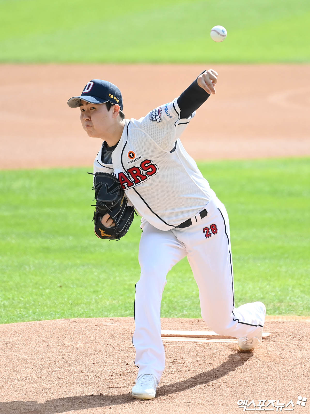 두산 베어스 좌완 영건 최승용이 3일 서울 잠실야구장에서 열린 2024 신한 SOL Bank KBO 포스트시즌 KT 위즈와의 와일드카드 결정전 2차전에 선발등판, 4⅔이닝 3피안타 2탈삼진 무실점을 기록했다. 사진 박지영 기자