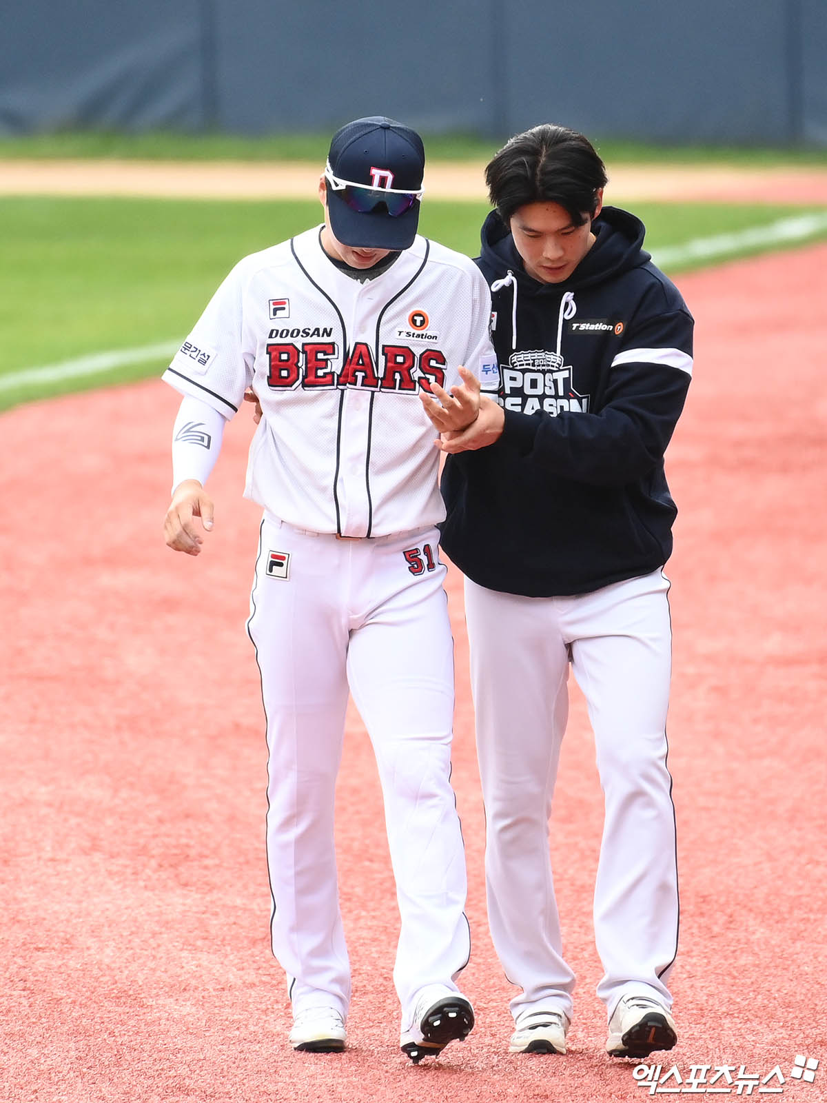 두산 베어스 외야수 조수행(왼쪽)이 3일 서울 잠실야구장에서 열린 2024 신한 SOL Bank KBO 포스트시즌 KT 위즈와 와일드카드 결정전 2차전에서 6회초 수비 중 부상으로 교체됐다. 사진 박지영 기자