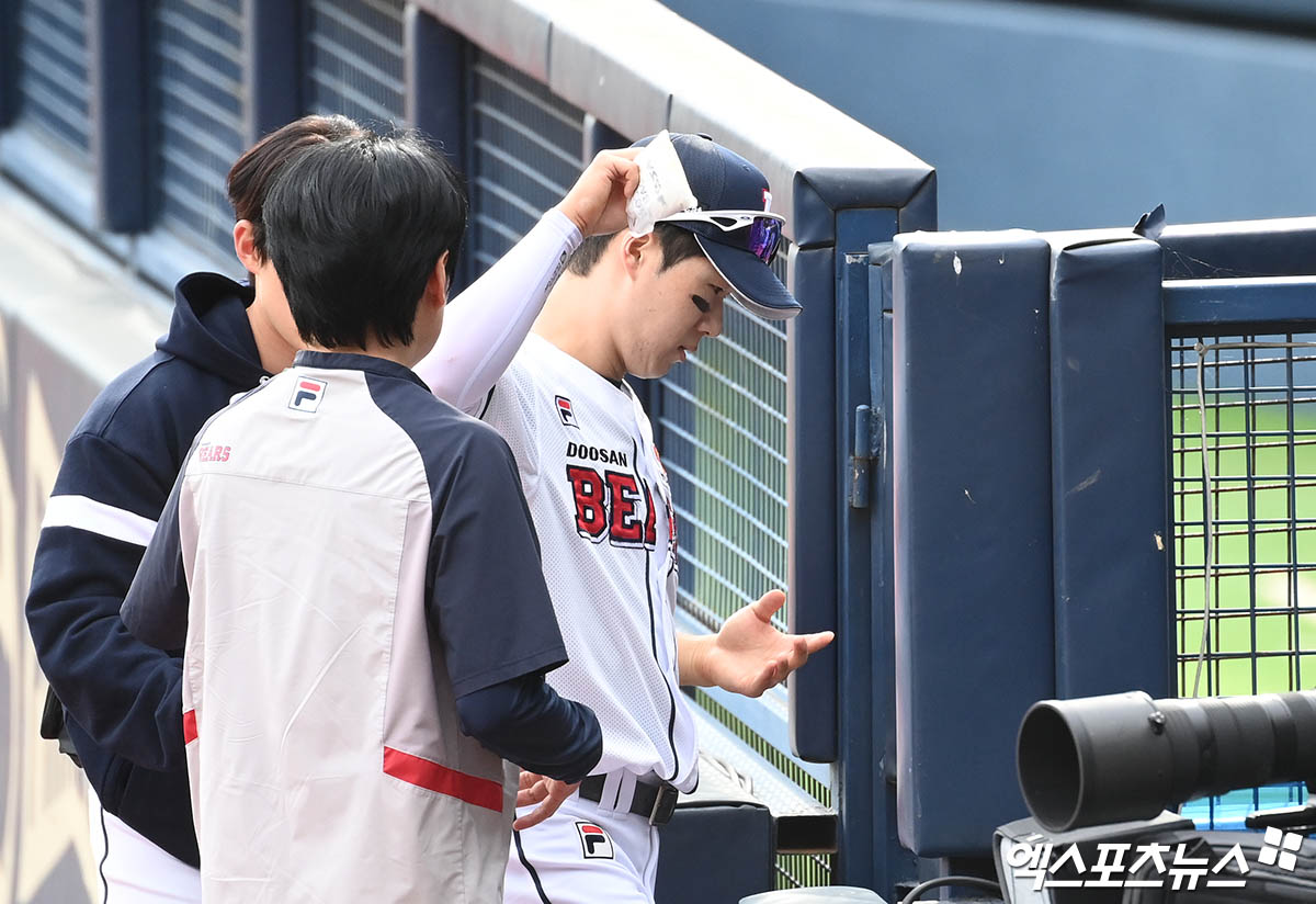 두산 베어스 외야수 조수행(오른쪽)이 3일 서울 잠실야구장에서 열린 2024 신한 SOL Bank KBO 포스트시즌 KT 위즈와 와일드카드 결정전 2차전에서 6회초 수비 중 부상으로 교체됐다. 사진 박지영 기자