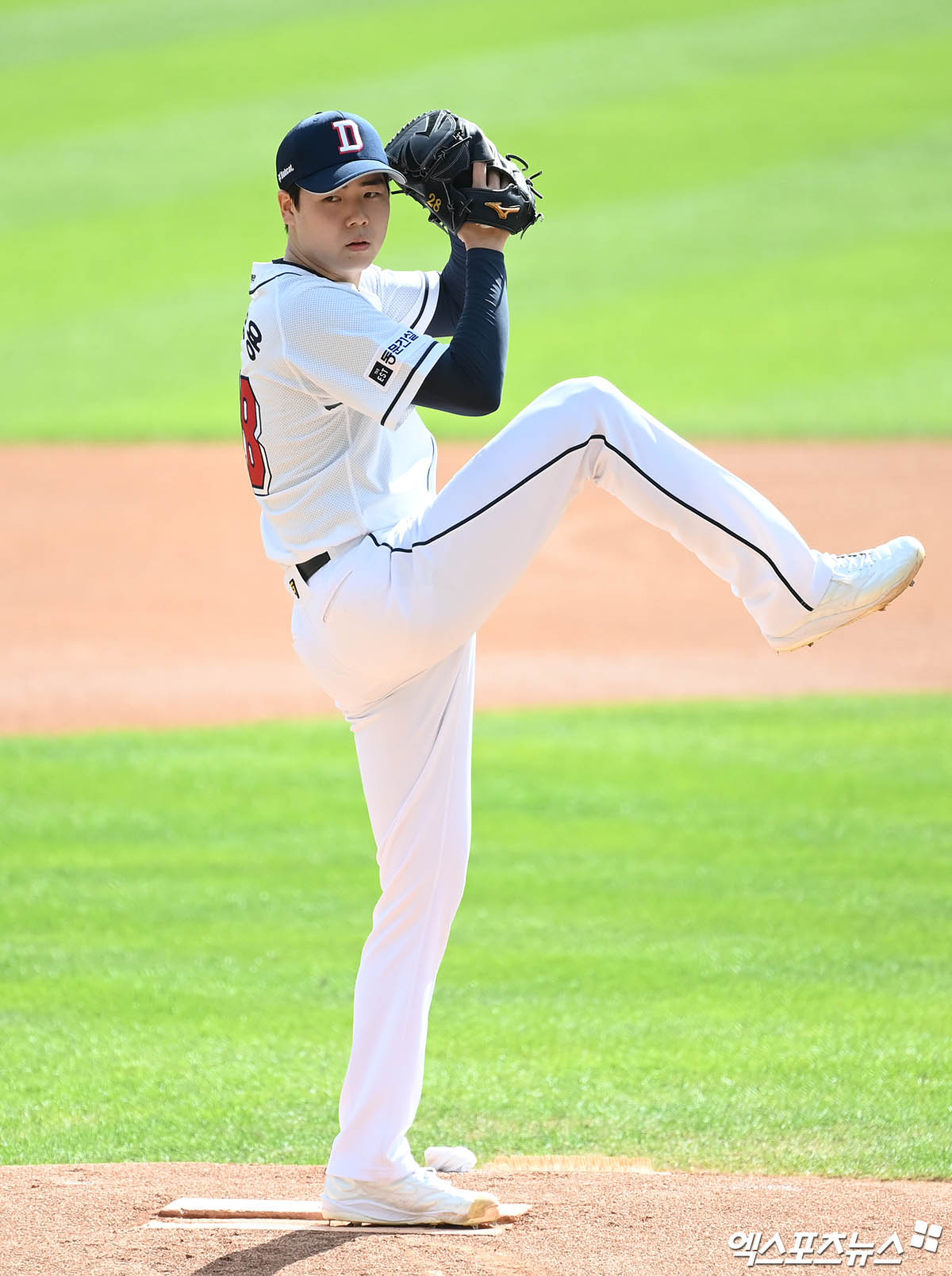 3일 오후 서울 송파구 잠실야구장에서 열린 '2024 신한 SOL Bank KBO 포스트시즌' KT 위즈와 두산 베어스의 와일드카드 결정전 2차전 경기, 1회초 두산 선발투수 최승용이 역투하고 있다. 잠실, 박지영 기자