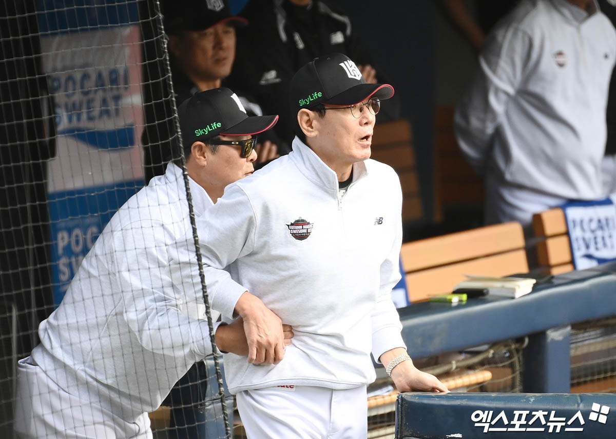 3일 오후 서울 송파구 잠실야구장에서 열린 '2024 신한 SOL Bank KBO 포스트시즌' KT 위즈와 두산 베어스의 와일드카드 결정전 2차전 경기, 1회초 1사 KT 로하스가 내야 땅볼을 때려낸 뒤 1루로 향할 때 두산 1루수 양석환이 송구를 놓치고 있다. 이후 두산측 요청으로 비디오 판독 실시, 로하스의 3피트 수비 방해 관련 정상에서 방해로 번복되며 아웃되자 KT 이강철 감독이 판독에 어필하기 위해 그라운드로 향하고 있다. 이를 말리는 KT 김태균 수석코치. 잠실, 박지영 기자