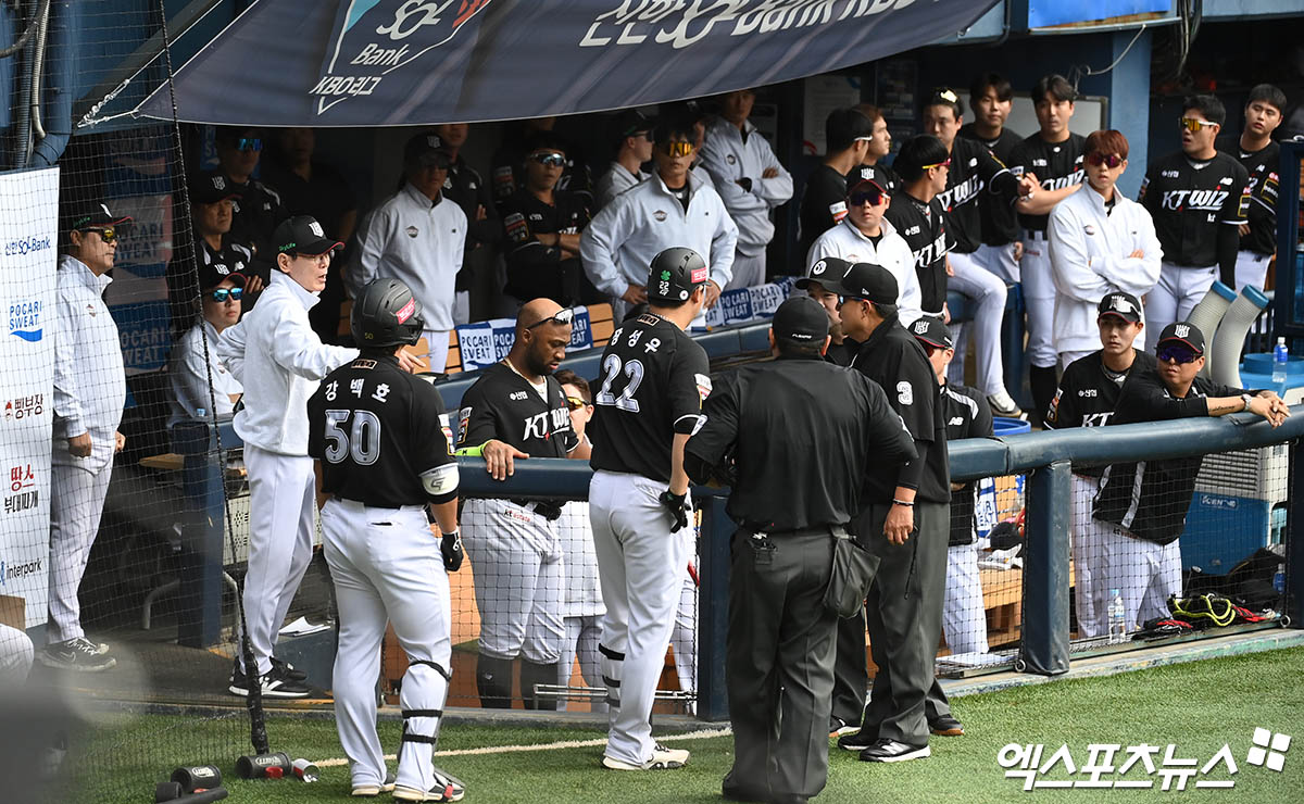 3일 오후 서울 송파구 잠실야구장에서 열린 '2024 신한 SOL Bank KBO 포스트시즌' KT 위즈와 두산 베어스의 와일드카드 결정전 2차전 경기, 1회초 1사 KT 로하스가 내야 땅볼을 때려낸 뒤 1루로 향할 때 두산 1루수 양석환이 송구를 놓치고 있다. 이후 두산측 요청으로 비디오 판독 실시, 로하스의 3피트 수비 방해 관련 정상에서 방해로 번복되며 아웃되었다. 이에 KT 이강철 감독이 판정에 어필하며 더그아웃에 선수단을 대기시키고 있다. 잠실, 박지영 기자