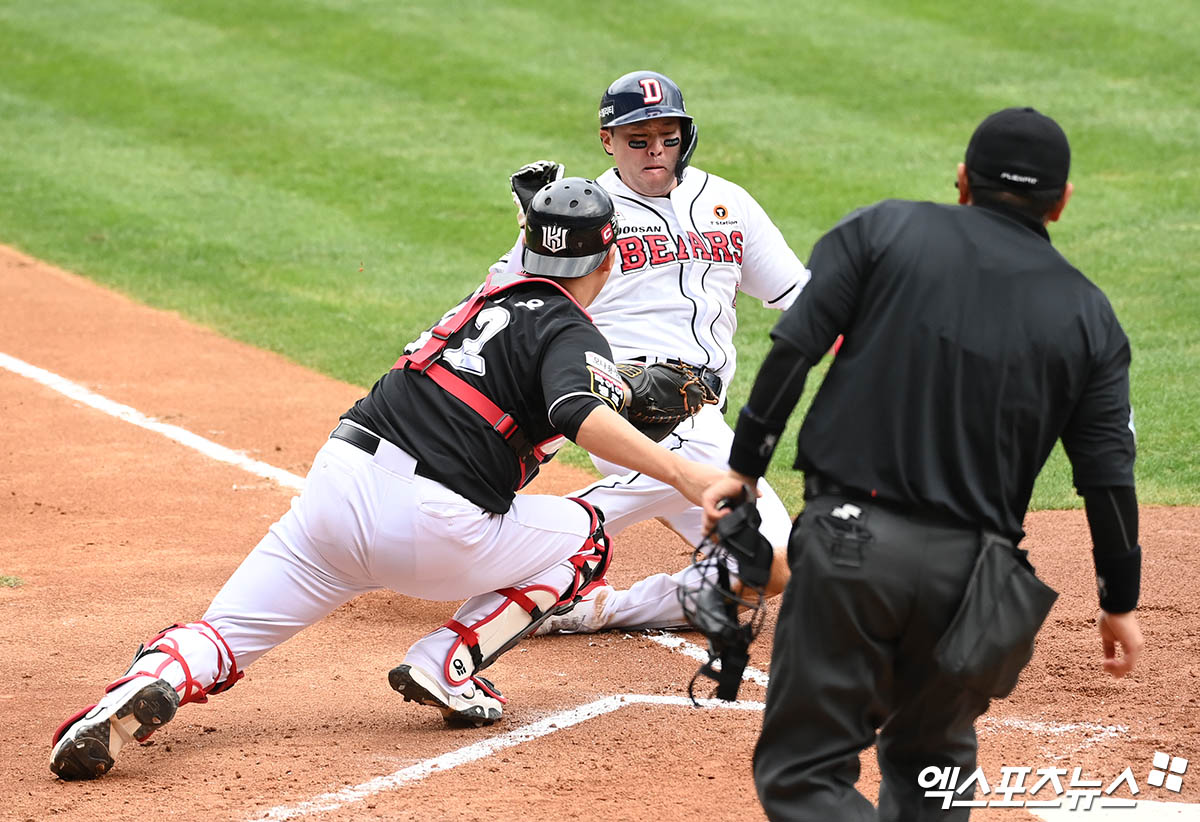 3일 오후 서울 송파구 잠실야구장에서 열린 '2024 신한 SOL Bank KBO 포스트시즌' KT 위즈와 두산 베어스의 와일드카드 결정전 2차전 경기, 5회말 1사 2루 두산 허경민의 안타 때 2루주자 양석환이 홈으로 쇄도했으나 KT 장성우에게 태그아웃 당하고 있다. 잠실, 박지영 기자