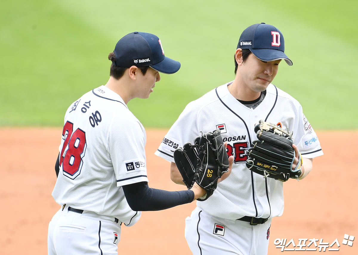 3일 오후 서울 송파구 잠실야구장에서 열린 '2024 신한 SOL Bank KBO 포스트시즌' KT 위즈와 두산 베어스의 와일드카드 결정전 2차전 경기, 4회초 종료 후 두산 선발투수 최승용이 더그아웃으로 향하며 김재호와 하이파이브를 나누고 있다. 잠실, 박지영 기자