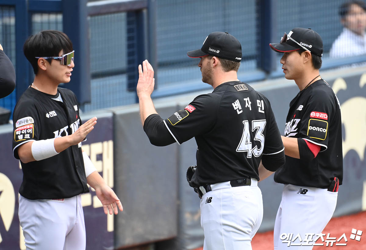 3일 오후 서울 송파구 잠실야구장에서 열린 '2024 신한 SOL Bank KBO 포스트시즌' KT 위즈와 두산 베어스의 와일드카드 결정전 2차전 경기, 4회말 종료 후 KT 선발투수 벤자민이 더그아웃으로 향하며 동료들과 하이파이브를 나누고 있다. 잠실, 박지영 기자