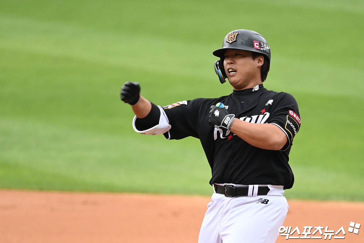 3일 오후 서울 송파구 잠실야구장에서 열린 '2024 신한 SOL Bank KBO 포스트시즌' KT 위즈와 두산 베어스의 와일드카드 결정전 2차전 경기, 6회초 1사 3루 KT 강백호가 선취 적시타를 때려낸 뒤 세리머니를 하고 있다. 엑스포츠뉴스DB