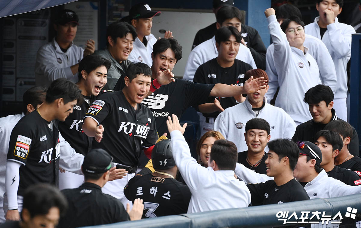 3일 오후 서울 송파구 잠실야구장에서 열린 '2024 신한 SOL Bank KBO 포스트시즌' KT 위즈와 두산 베어스의 와일드카드 결정전 2차전 경기, 6회초 1사 3루 KT 강백호의 선취 적시타 때 3루주자 로하스가 득점을 올린 뒤 더그아웃에서 동료들과 하이파이브를 나누고 있다. 잠실, 박지영 기자