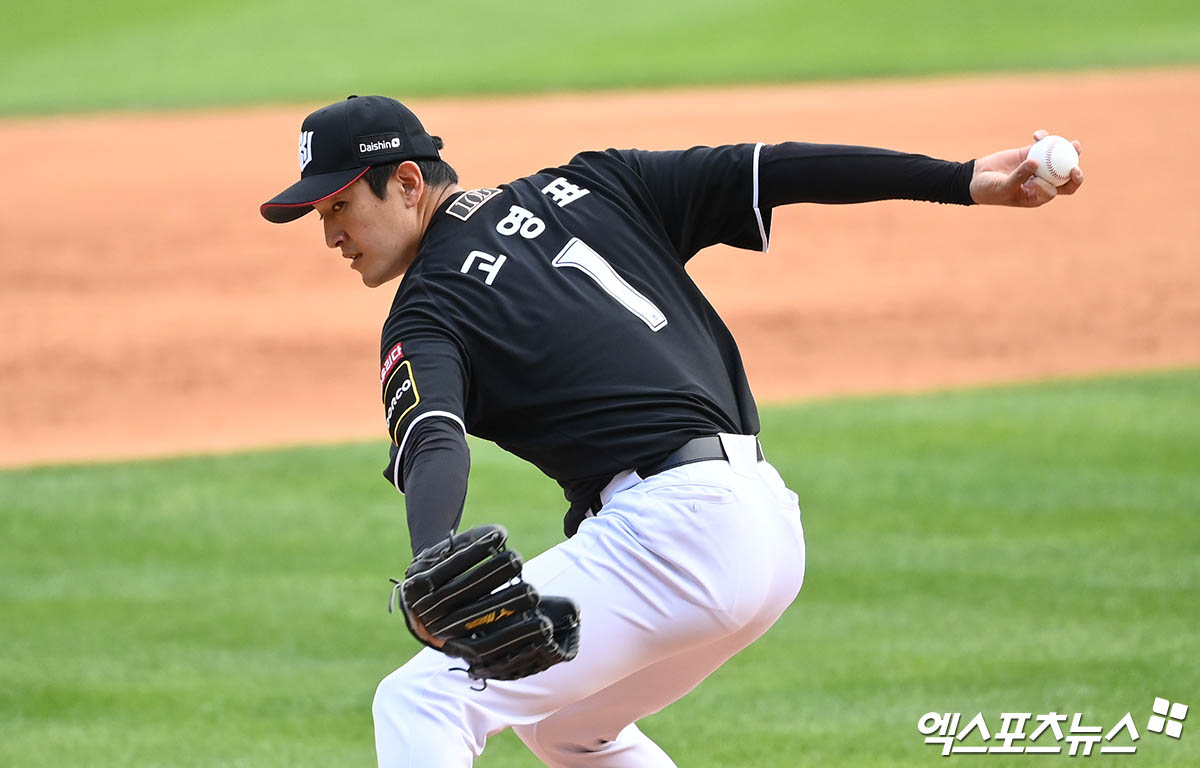 3일 오후 서울 송파구 잠실야구장에서 열린 '2024 신한 SOL Bank KBO 포스트시즌' KT 위즈와 두산 베어스의 와일드카드 결정전 2차전 경기, 8회말 KT 고영표가 역투하고 있다. 잠실, 박지영 기자