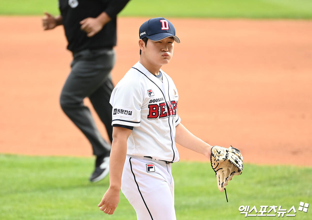 3일 오후 서울 송파구 잠실야구장에서 열린 '2024 신한 SOL Bank KBO 포스트시즌' KT 위즈와 두산 베어스의 와일드카드 결정전 2차전 경기, 7회초 2사 1,2루 두산 김택연이 KT 로하스를 헛스윙 삼진 아웃으로 잡아낸 뒤 기뻐하고 있다. 잠실, 박지영 기자