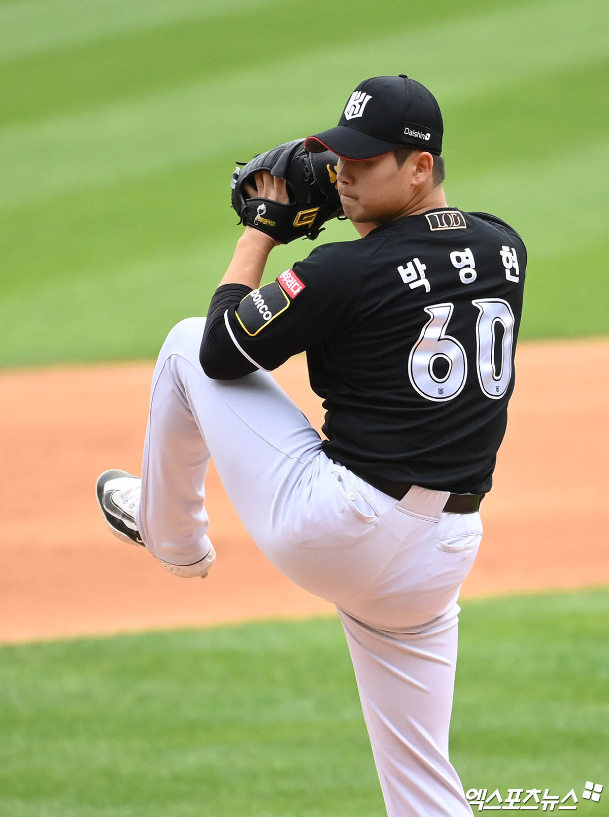 3일 오후 서울 송파구 잠실야구장에서 열린 '2024 신한 SOL Bank KBO 포스트시즌' KT 위즈와 두산 베어스의 와일드카드 결정전 2차전 경기, 9회말 KT 박영현이 역투하고 있다. 잠실, 박지영 기자