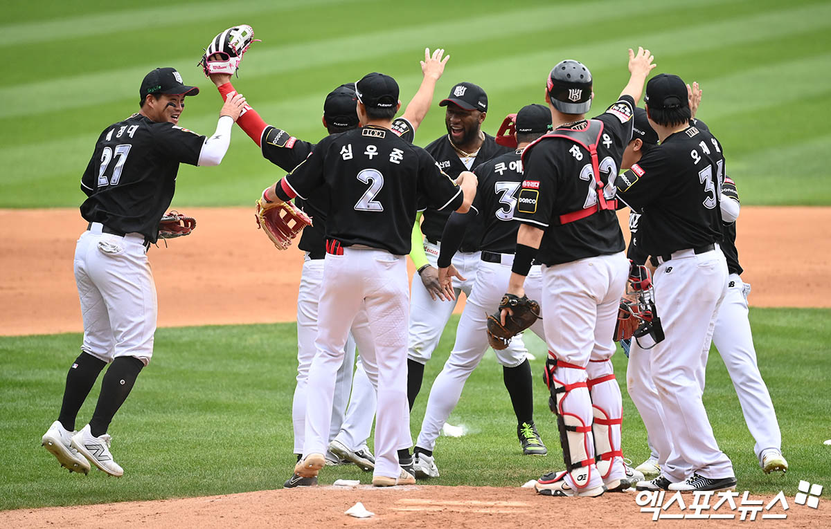 3일 오후 서울 송파구 잠실야구장에서 열린 '2024 신한 SOL Bank KBO 포스트시즌' KT 위즈와 두산 베어스의 와일드카드 결정전 2차전 경기, KT가 1:0의 스코어로 승리하며 와일드카드 사상 첫 업셋을 달성하며 준플레이오프에 진출했다. 경기 종료 후 KT 선수들이 기뻐하고 있다. 잠실, 박지영 기자