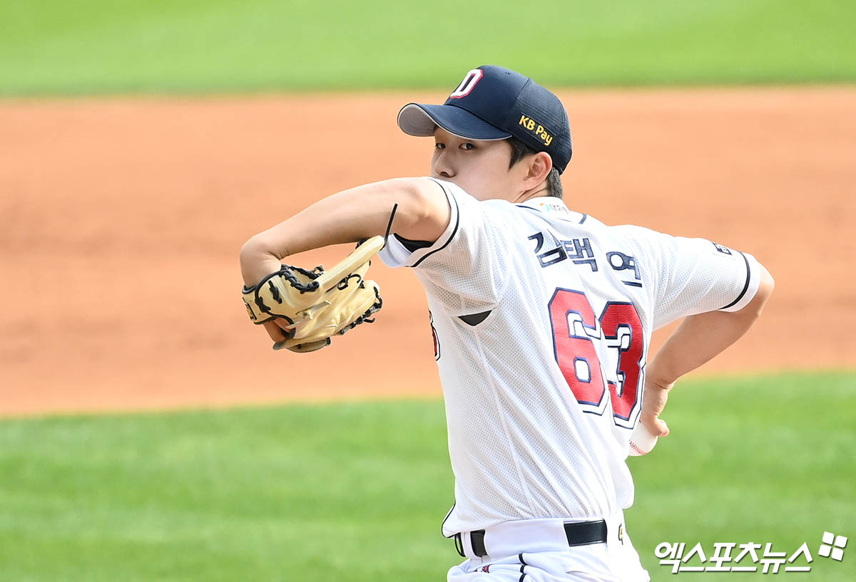 두산 베어스 우완 루키 김택연이 3일 서울 잠실야구장에서 열린 2024 신한 SOL Bank KBO 포스트시즌 KT 위즈와 와일드카드 결정전 2차전에서 2⅓이닝 2피안타 2탈삼진 무실점을 기록했다. 사진 박지영 기자