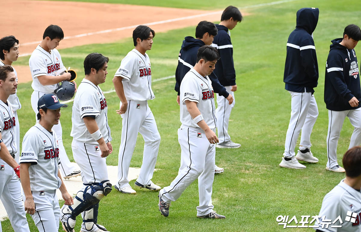 두산 베어스가 3일 서울 잠실야구장에서 열린 2024 신한 SOL Bank KBO 포스트시즌 KT 위즈와의 와일드카드 결정전 2차전에서 0-1로 패하면서 준플레이오프 진출에 실패했다. 사진 박지영 기자