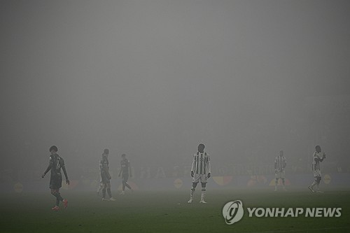 손흥민이 부상 결장한 가운데 그의 소속팀인 토트넘은 유럽축구연맹 유로파리그 2연승을 달렸다. 토트넘은 4일 헝가리 부다페스트의 그루파마 아레나에서 열린 2024-2025 유로파리그 '리그 페이즈' 2차전 원정 경기에서 헝가리 명문 페렌츠바로시를 2-1로 꺾었다. 토트넘은 유로파리그 2연승을 달리며 강력한 우승후보임을 입증했다. 연합뉴스