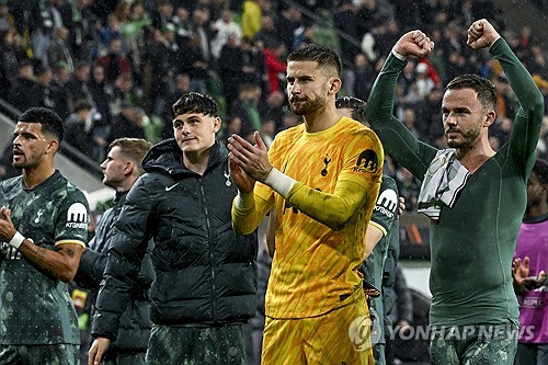 손흥민이 부상 결장한 가운데 그의 소속팀인 토트넘은 유럽축구연맹 유로파리그 2연승을 달렸다. 토트넘은 4일 헝가리 부다페스트의 그루파마 아레나에서 열린 2024-2025 유로파리그 '리그 페이즈' 2차전 원정 경기에서 헝가리 명문 페렌츠바로시를 2-1로 꺾었다. 토트넘은 유로파리그 2연승을 달리며 강력한 우승후보임을 입증했다. 연합뉴스