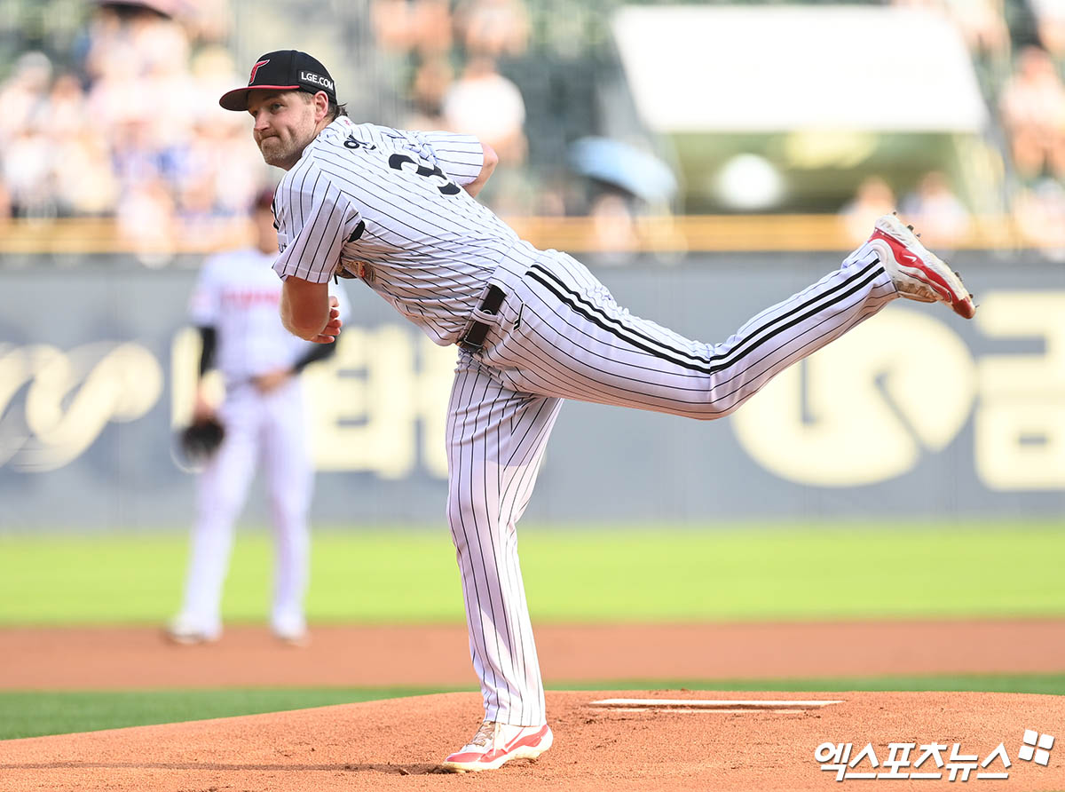 LG 투수 엔스는 4일 잠실구장에서 열릴 '2024 신한 SOL Bank KBO 포스트시즌' KT 위즈와 준플레이오프 1차전에서 선발 등판할 예정이다. 올해 KT 상대 2경기 12이닝 7실점을 기록했다. 엔스는 12일 만에 공식전 마운드에 오른다. 엑스포츠뉴스 DB