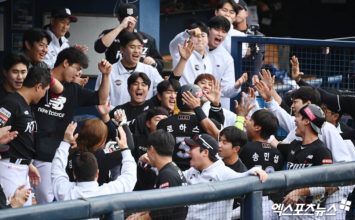 3일 오후 서울 송파구 잠실야구장에서 열린 '2024 신한 SOL Bank KBO 포스트시즌' KT 위즈와 두산 베어스의 와일드카드 결정전 2차전 경기, 6회초 1사 3루 KT 강백호의 선취 적시타 때 3루주자 로하스가 득점을 올린 뒤 더그아웃에서 동료들과 하이파이브를 나누고 있다. 엑스포츠뉴스DB