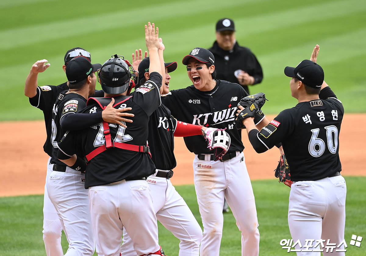 3일 오후 서울 송파구 잠실야구장에서 열린 '2024 신한 SOL Bank KBO 포스트시즌' KT 위즈와 두산 베어스의 와일드카드 결정전 2차전 경기, KT가 1:0의 스코어로 승리하며 와일드카드 사상 첫 업셋을 달성하며 준플레이오프에 진출했다. 경기 종료 후 KT 선수들이 승리의 기쁨을 나누고 있다. 엑스포츠뉴스DB