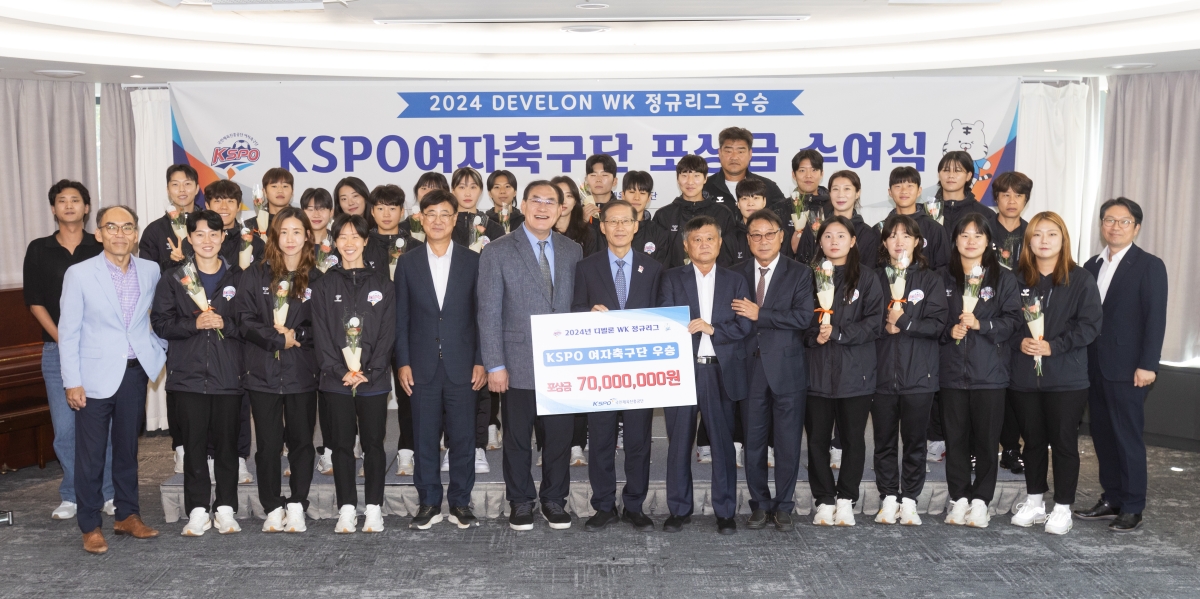 3일 오후 서울 송파구 잠실야구장에서 열린 '2024 신한 SOL Bank KBO 포스트시즌' KT 위즈와 두산 베어스의 와일드카드 결정전 2차전 경기, KT가 1:0의 스코어로 승리하며 와일드카드 사상 첫 업셋을 달성하며 준플레이오프에 진출했다. 경기 종료 후 KT 선수들이 승리의 기쁨을 나누고 있다. 엑스포츠뉴스DB