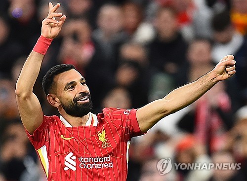 영국 매체 더선은 3일(한국시간) 파리 생제르맹(PSG)이 세계적인 축구스타 모하메드 살라(리버풀)를 노릴 계획이라고 보도했다. 사우디아라비아로부터 큰 관심을 받고 있는 프리미어리그 축구스타 살라는 리버풀과의 계약이 2025년 6월에 끝나 2024-25시즌 종료 후 계약이 만료된다. 연합뉴스