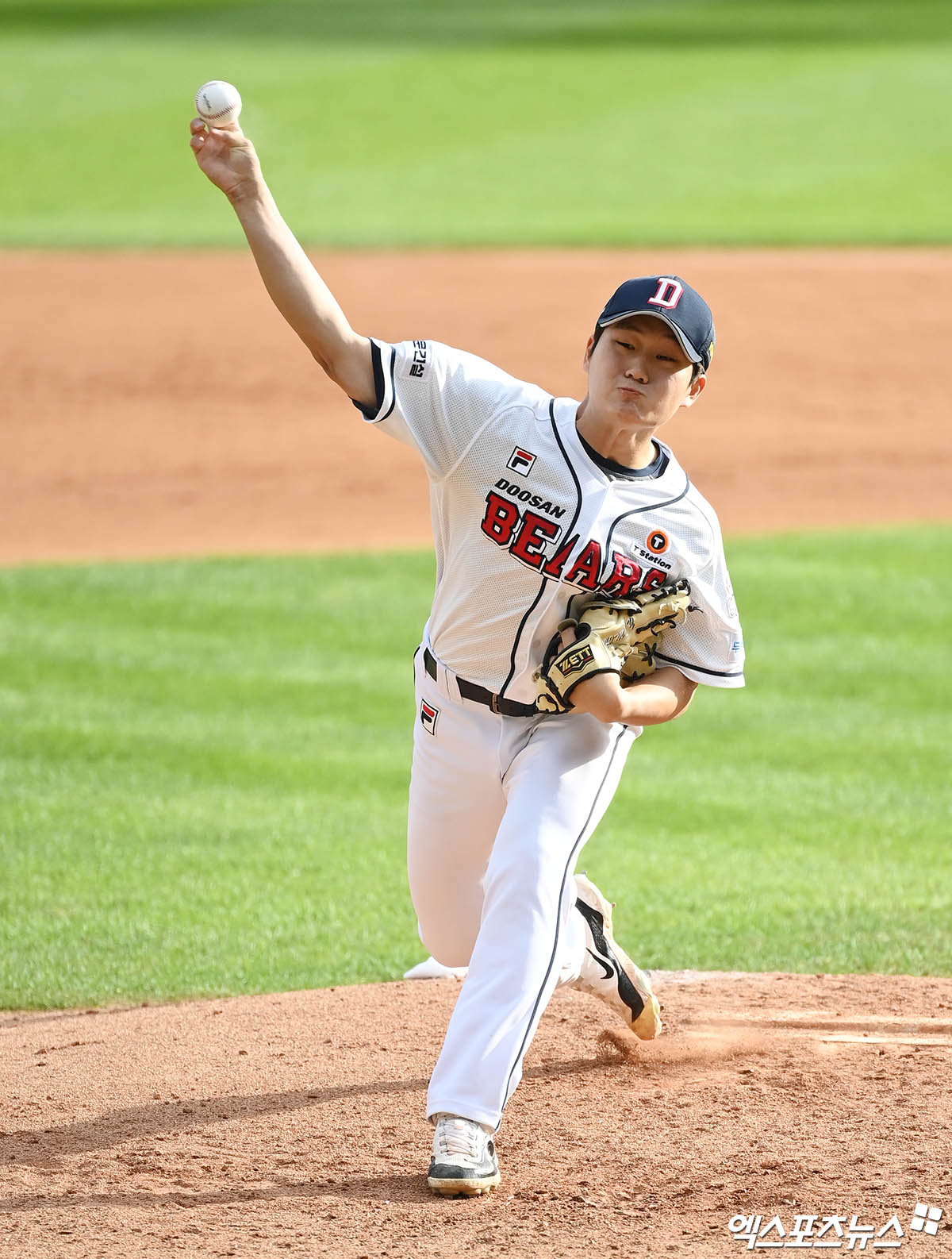 3일 오후 서울 송파구 잠실야구장에서 열린 '2024 신한 SOL Bank KBO 포스트시즌' KT 위즈와 두산 베어스의 와일드카드 결정전 2차전 경기, 7회초 2사 2루 두산 김택연이 역투하고 있다. 엑스포츠뉴스 DB