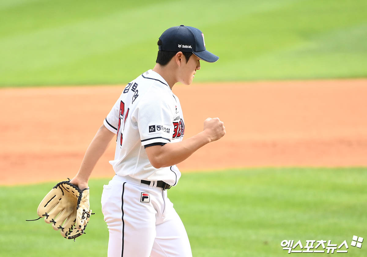 3일 오후 서울 송파구 잠실야구장에서 열린 '2024 신한 SOL Bank KBO 포스트시즌' KT 위즈와 두산 베어스의 와일드카드 결정전 2차전 경기, 7회초 2사 1,2루 두산 김택연이 KT 로하스를 헛스윙 삼진 아웃으로 잡아낸 뒤 기뻐하고 있다. 엑스포츠뉴스 DB