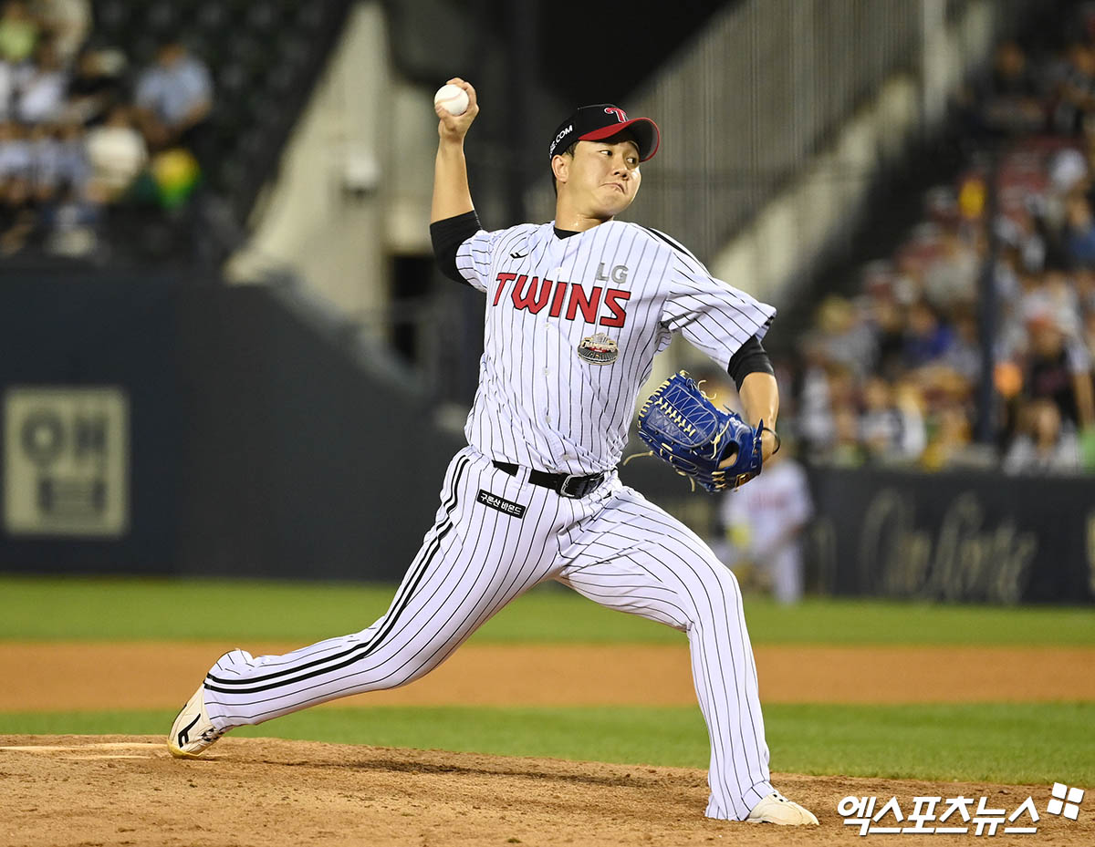 LG 투수 유영찬은 5일 잠실구장에서 열릴 '2024 신한 SOL Bank KBO 포스트시즌' KT 위즈와 준플레이오프 1차전에서 결장할 예정이다. 부친상으로 이날 경기에 등판할 수 없다. 엑스포츠뉴스 DB