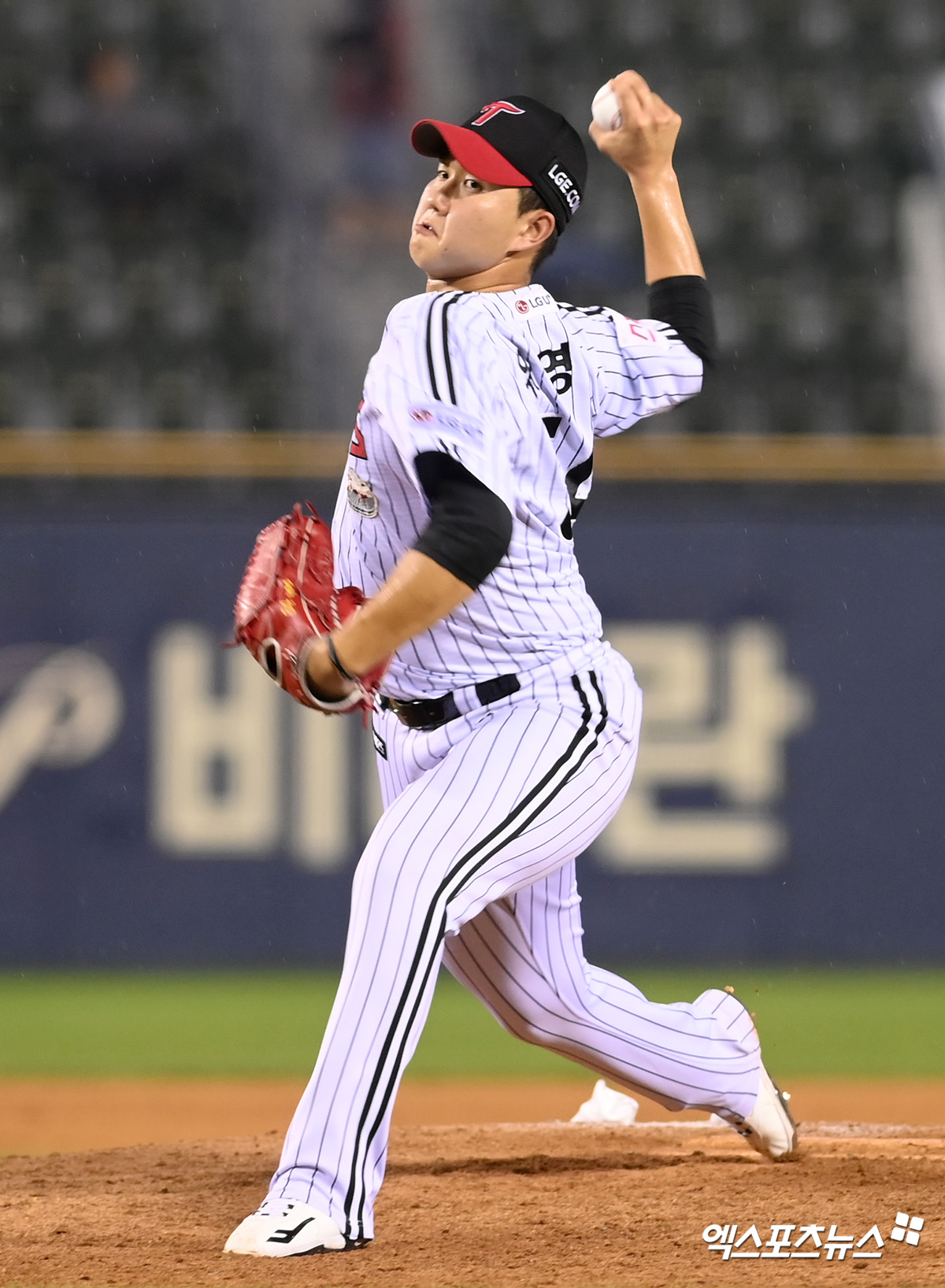 LG 투수 유영찬은 5일 잠실구장에서 열릴 '2024 신한 SOL Bank KBO 포스트시즌' KT 위즈와 준플레이오프 1차전에서 결장할 예정이다. 부친상으로 이날 경기에 등판할 수 없다. 엑스포츠뉴스 DB