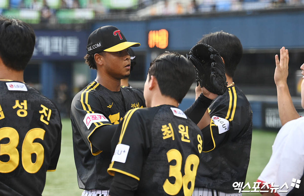 LG 투수 에르난데스는 5일 잠실구장에서 열릴 '2024 신한 SOL Bank KBO 포스트시즌' KT와 준플레이오프 1차전에서 마무리 투수 유영찬의 공백을 메워야 한다. 세이브 상황에 나설 가능성이 크다. 엑스포츠뉴스 DB