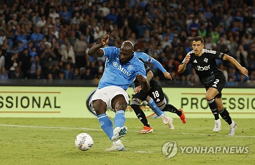 나폴리가 5일(한국시간) 이탈리아 나폴리에 있는 스타디오 디에고 아르만도 마라도나에서 열린 코모와의 2024-2025시즌 세리에A 7라운드 홈 경기에서 3-1로 완승을 거뒀다.   나폴리는 헬라스 베로나와의 리그 개막전 패배 후 무패 행진을 질주하며 리그 단독 선두(5승 1무 1패∙승점 16)로 올라섰다. 아직 7라운드를 치르지 않은 2위 유벤투스(3승 3무∙승점 12)가 승리하더라도 승점 차는 1점이다. 콘테 감독 부임 이후 나폴리는 지난 시즌 10위로 추락했던 모습을 완벽히 털어내고 안정감을 되찾았다. 유벤투스가 6경기 무실점을 펼치는 등 비상식적인 안정감을 보이고 있지만, 나폴리는 현재 리그 최다 득점(14골)을 기록하며 유벤투스와 같이 골득실 +9를 유지하고 있다. 연합뉴스