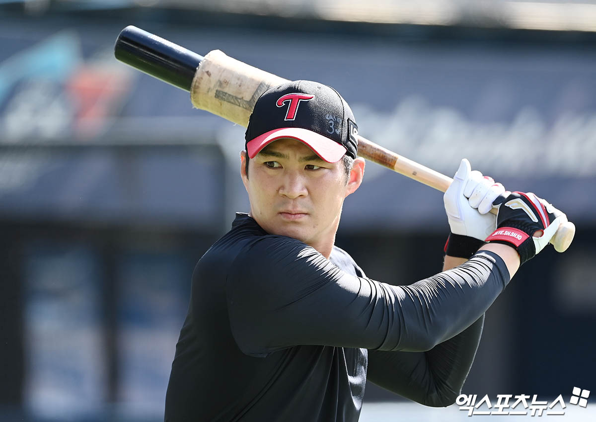 5일 오후 서울 송파구 잠실야구장에서 열리는 '2024 신한 SOL Bank KBO 포스트시즌' KT 위즈와 LG 트윈스의 준플레이오프 1차전 경기에 앞서 LG 오지환이 타격 훈련을 하고 있다. 잠실, 박지영 기자