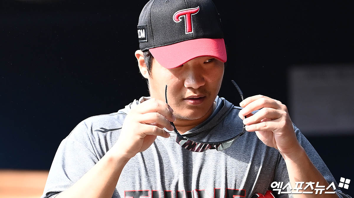 5일 오후 서울 송파구 잠실야구장에서 열리는 '2024 신한 SOL Bank KBO 포스트시즌' KT 위즈와 LG 트윈스의 준플레이오프 1차전 경기에 앞서 LG 문보경이 훈련에 나서고 있다. LG는 정규시즌 3위를 차지해 준PO에 직행했다. KT는 사상 처음으로 와일드카드전 2연승을 챙기며 준PO에 올랐다. 잠실, 박지영 기자