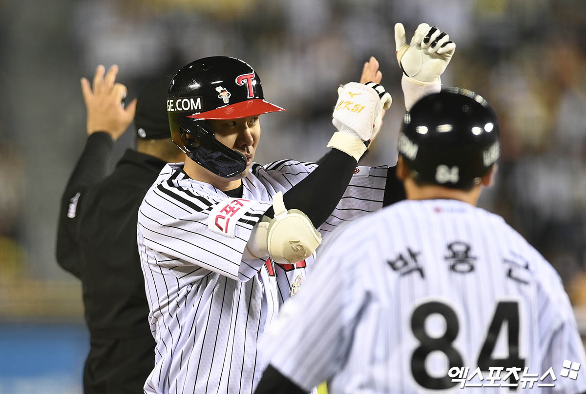 LG 외야수 홍창기(왼쪽)는 5일 잠실구장에서 열릴 '2024 신한 SOL Bank KBO 포스트시즌' KT와 준플레이오프(5전 3승제) 1차전에서 1번타자 우익수로 선발 출전할 예정이다. 공격의 첨병 홍창기는 LG에 승리를 안겨줄 수 있을까. 엑스포츠뉴스 DB