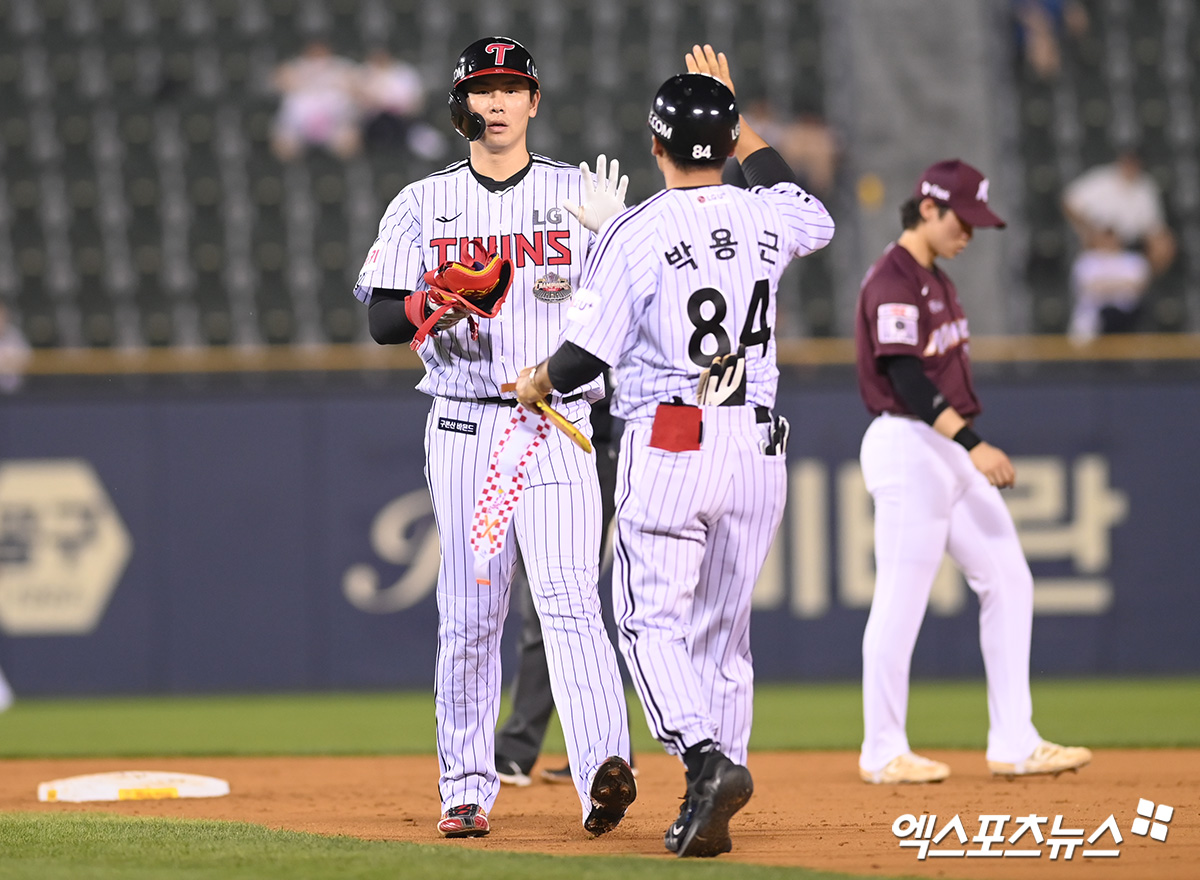 LG 외야수 홍창기(왼쪽)는 5일 잠실구장에서 열릴 '2024 신한 SOL Bank KBO 포스트시즌' KT와 준플레이오프(5전 3승제) 1차전에서 1번타자 우익수로 선발 출전할 예정이다. 공격의 첨병 홍창기는 LG에 승리를 안겨줄 수 있을까. 엑스포츠뉴스 DB