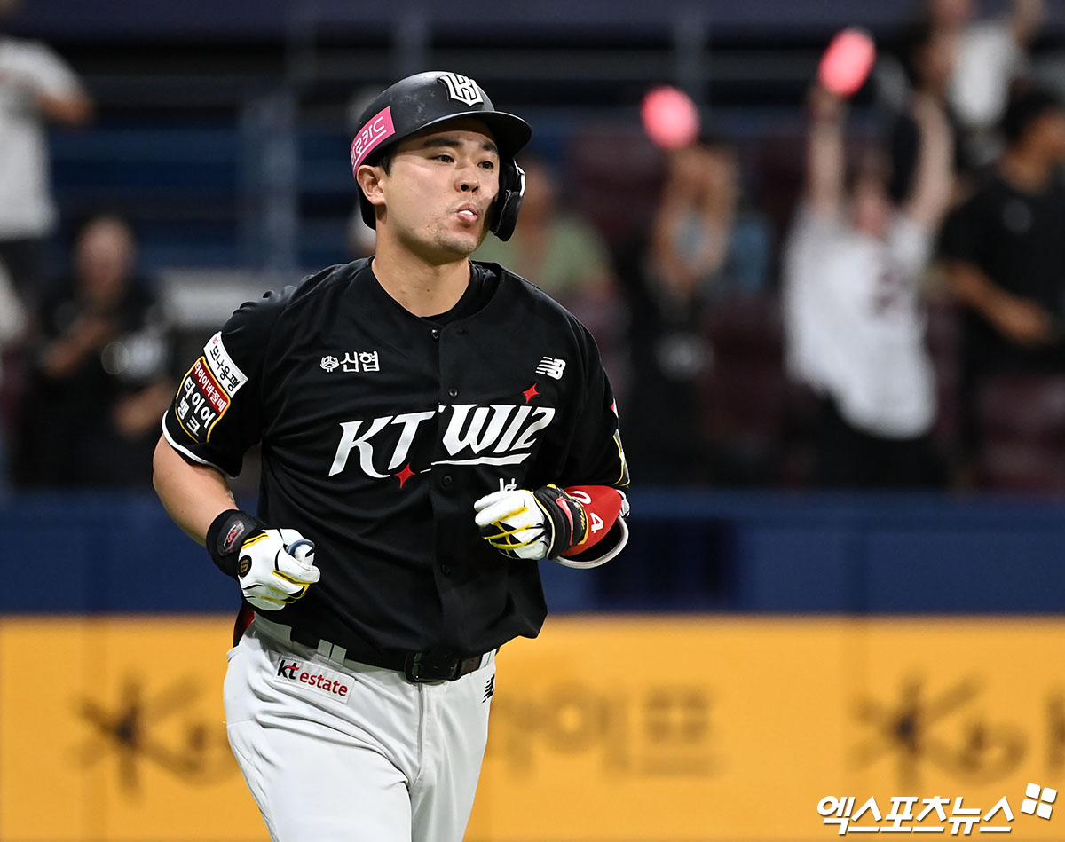 KT 내야수 문상철은 5일 잠실구장에서 열릴 '2024 신한 SOL Bank KBO 포스트시즌' LG와 준플레이오프(5전 3승제) 1차전에서 5번타자 1루수로 선발 출전할 계획이다. 엑스포츠뉴스 DB