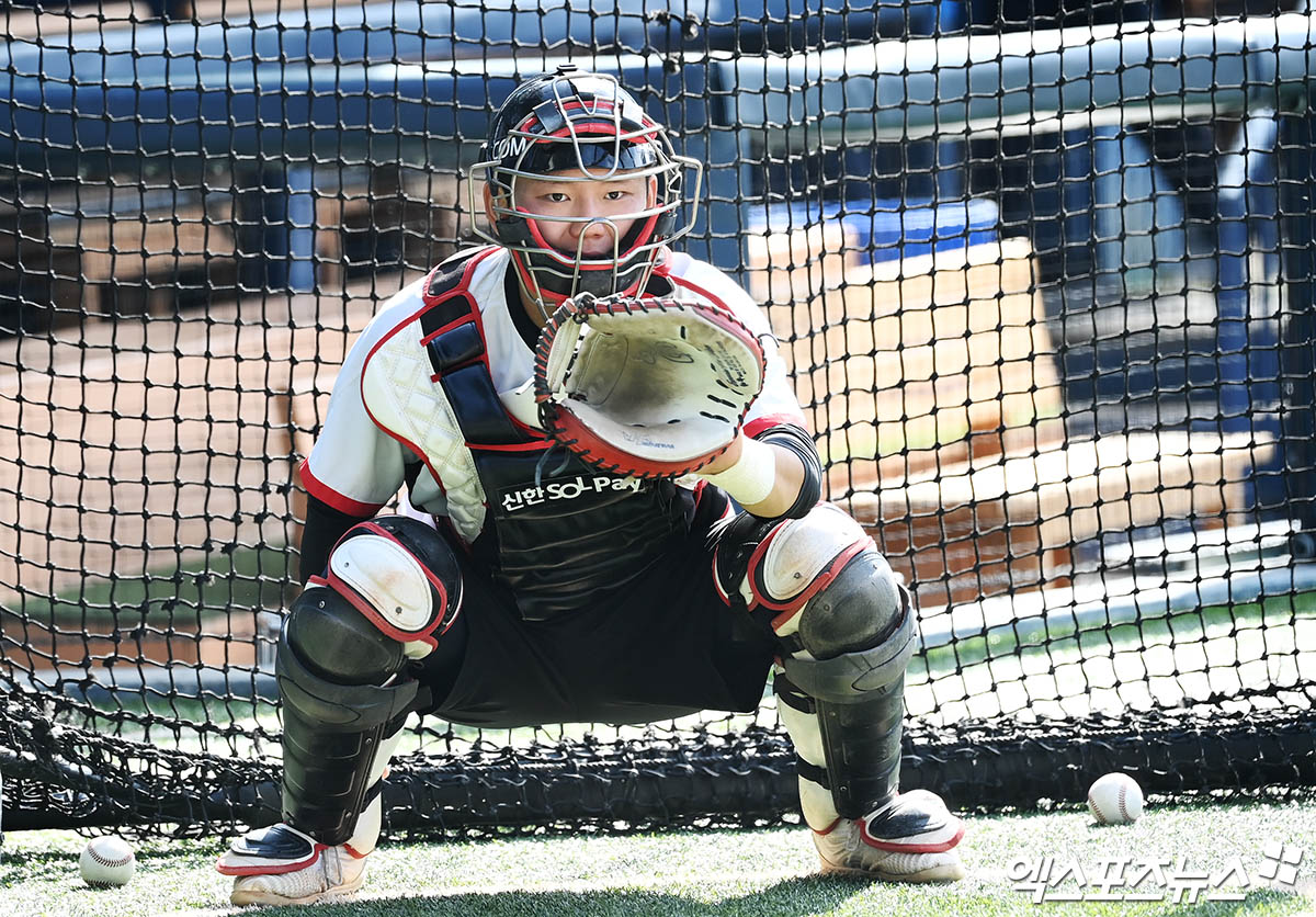 이주헌이 5일 오후 서울 송파구 잠실야구장에서 열리는 '2024 신한 SOL Bank KBO 포스트시즌' KT 위즈와 LG 트윈스의 준플레이오프 1차전 경기에 앞서 수비 훈련을 하고 있다. LG는 정규시즌 3위를 차지해 준PO에 직행했다. KT는 사상 처음으로 와일드카드전 2연승을 챙기며 준PO에 올랐다. 잠실, 박지영 기자