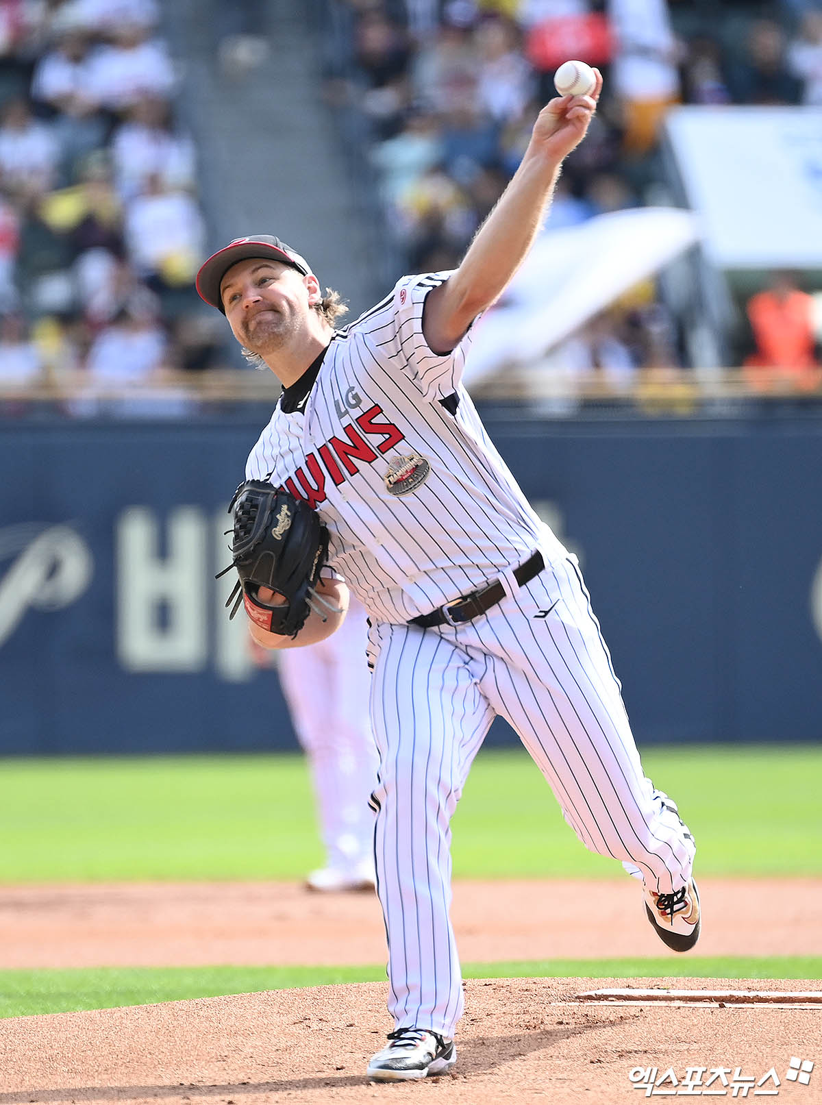 LG 투수 엔스는 5일 잠실구장에서 열린 '2024 신한 SOL Bank KBO 포스트시즌' KT와 준플레이오프(5전 3승제) 1차전에서 선발 투수로 나섰다. 이날 최종 성적 5⅓이닝 3실점을 기록했다. 문상철의 벽을 넘지 못했다. 잠실, 박지영 기자